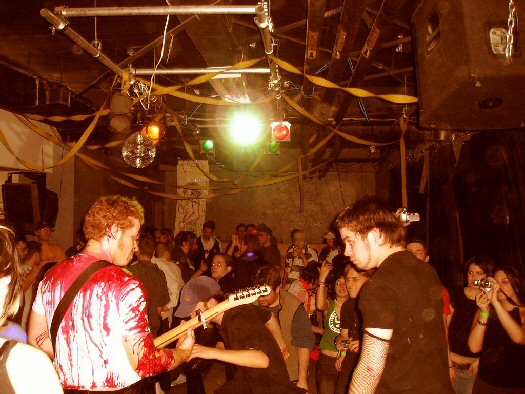 CrowdShot.JPG (73988 bytes)