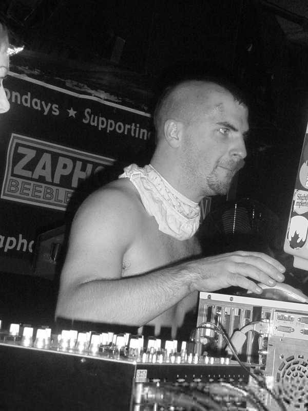 slammer23.jpg.jpeg (69596 bytes)